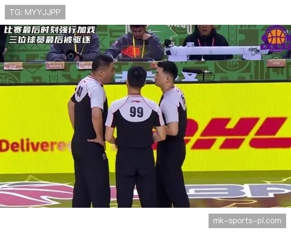 裁判在比赛中具体负责哪些关键判罚与规则执行？