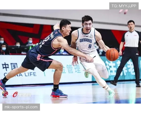 进攻犯规的判罚标准及裁判执法关键规则解析